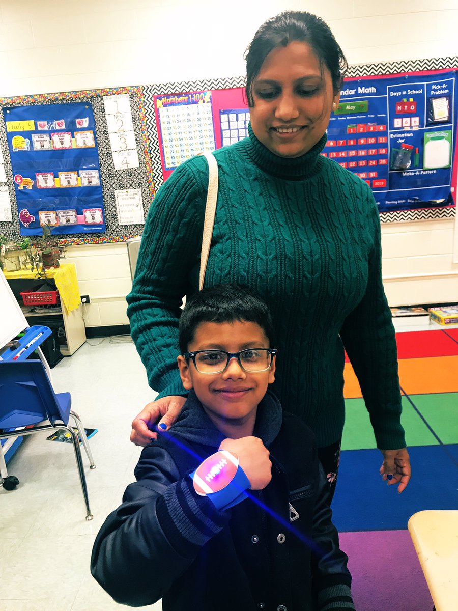 aliciaduell's tweet photo. Happy faces @ccsd21poe STEAM Night. @CFabrikant88 #21learns https://t.co/EE7jvDGHug