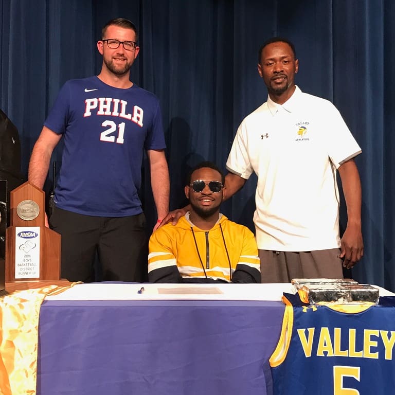 DWSports32's tweet photo. Two Valley basketball players signed scholarships this week.
Don't matter where you play. If you can play they'll find you. https://t.co/vzkey9U5Ch