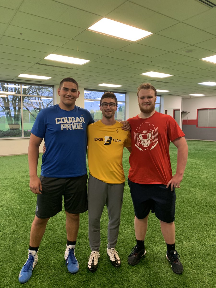 BrendanThompsn's tweet photo. Speed and power work isn’t just for the open field you know, the trenches need it too!!! Lot of fun working with these giants today out at @loufuszathletic!! Don’t forget to do your homework!!! See you soon 🔥🔥 @GRubio68 @HutBridge #SpeedKills #BTExcel #BattleOfTheTrenches https://t.co/zFBdNTIbJA