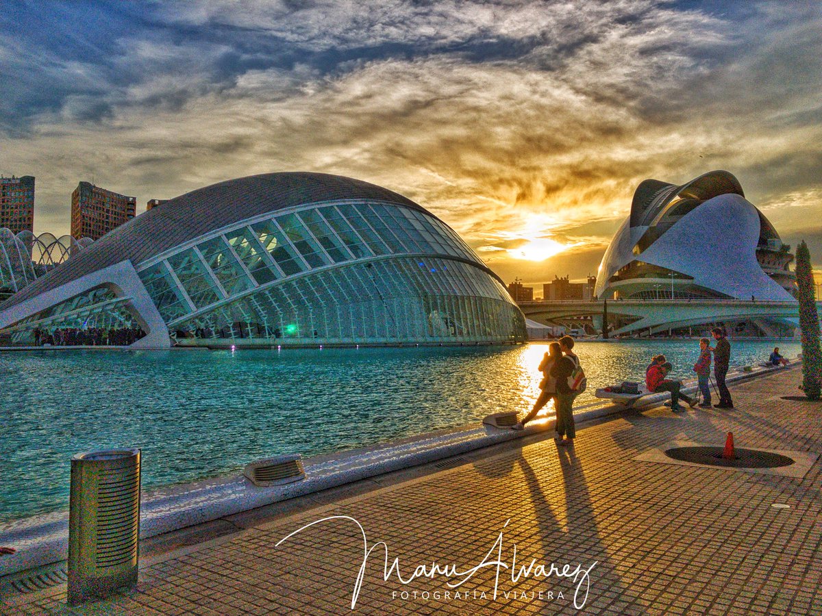 ManuAlv_'s tweet photo. Sunset over Valencia... #BuenosDiasATodos  #ComparteTuFotoDelDia #travel #world #photo #photographer #street #photography #Valencia ⁠ ⁠ #shotoftheday #picoftheday #ComparteTuAtardecer #ManuAlvarezFoto https://t.co/2aNOE3GlxC