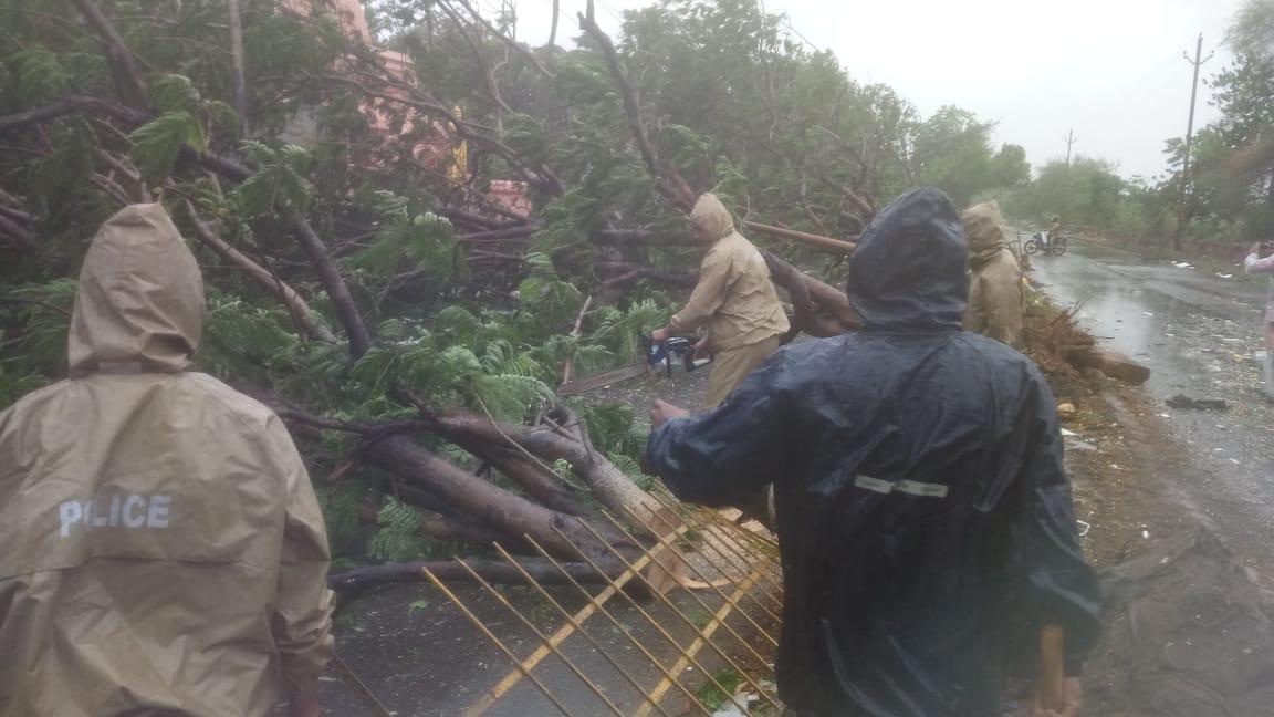 odisha_police's tweet photo. #CycloneFani has hit #Cuttack severely. Lots of trees are uprooted. 

@DCP_CUTTACK and ODRAF unit as per the guidance of @DGPOdisha is putting all the possible efforts to ensure the roads are cleared asap. #DutyAboveElse https://t.co/eNl1HwENEy