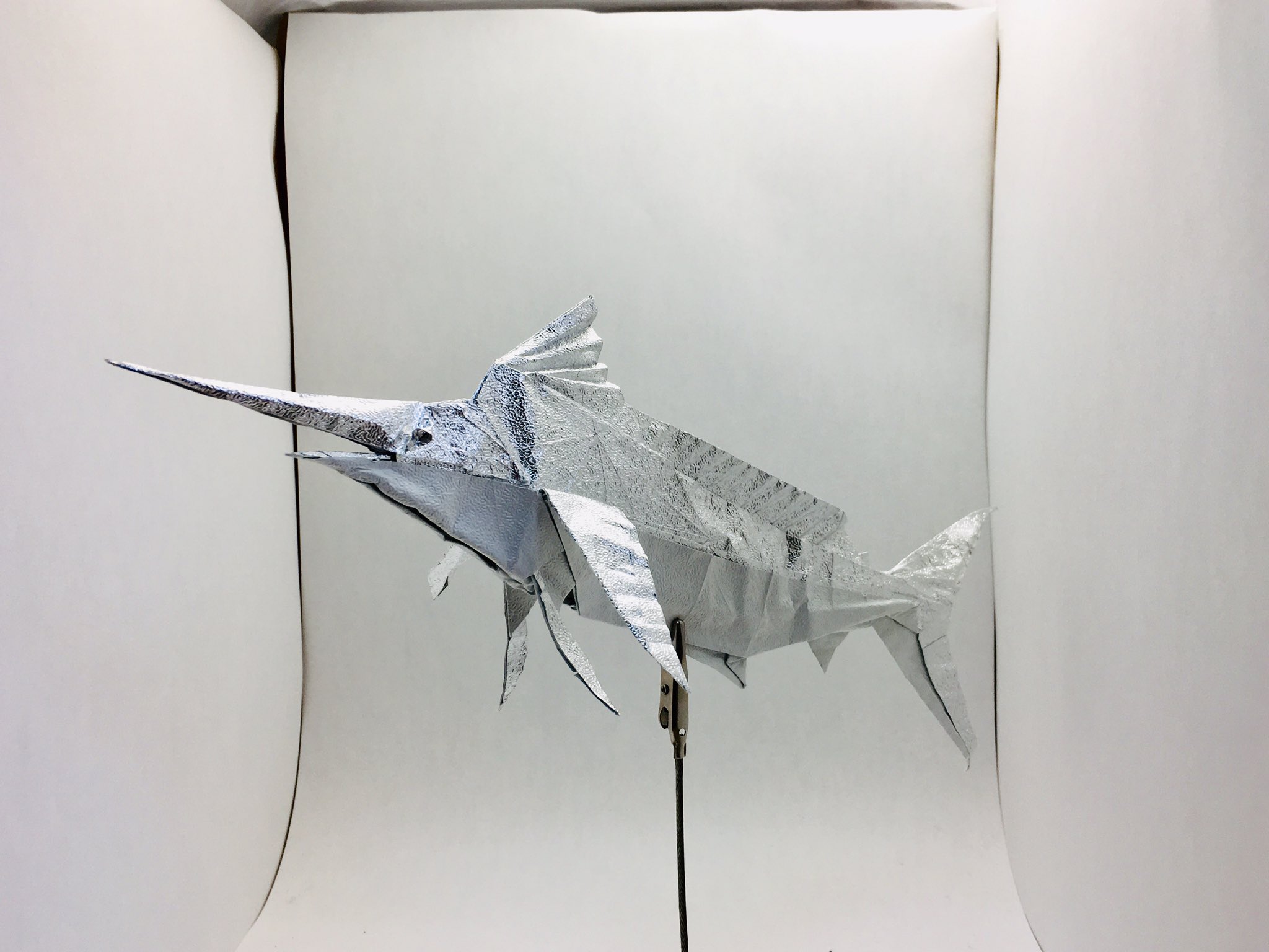 すぎぽよ No Twitter 柏村卓朗さんのマカジキ Marlin Designed By Takuro Kashiwamura 40cm民芸紙より One Sheet Of Square Paper 画像を調べると分かりますが ヒレの配置とかめっちゃリアルに作られてます バショウカジキも折って違いを観察するのも面白