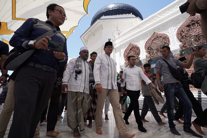 sandiuno's tweet photo. Alhamdulillah, di hari yang berbahagia ini, saya dan Pak @prabowo bisa melaksanakan Shalat Jum’at bersama masyarakat Banda Aceh di Masjid Raya Baiturrahman. Masjid yang penuh sejarah, yang berdiri kokoh dengan segala keindahannya. Masya Allah. https://t.co/vUJtatuiAH