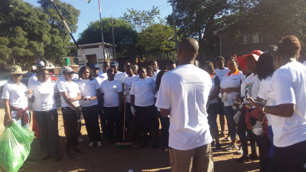 ZtaUpdates's tweet photo. It's #CleapUpFriday & #TeamTourism has spread across the country keeping our environment clean. In #Harare part of our team have started off cleaning in #Avondale with @MarketersZim.
#FirstFriday #CleanCities #MyEnvironmentMyPride #VisitZimbabwe #BestInTravel2019 https://t.co/0dWFJKW0w9