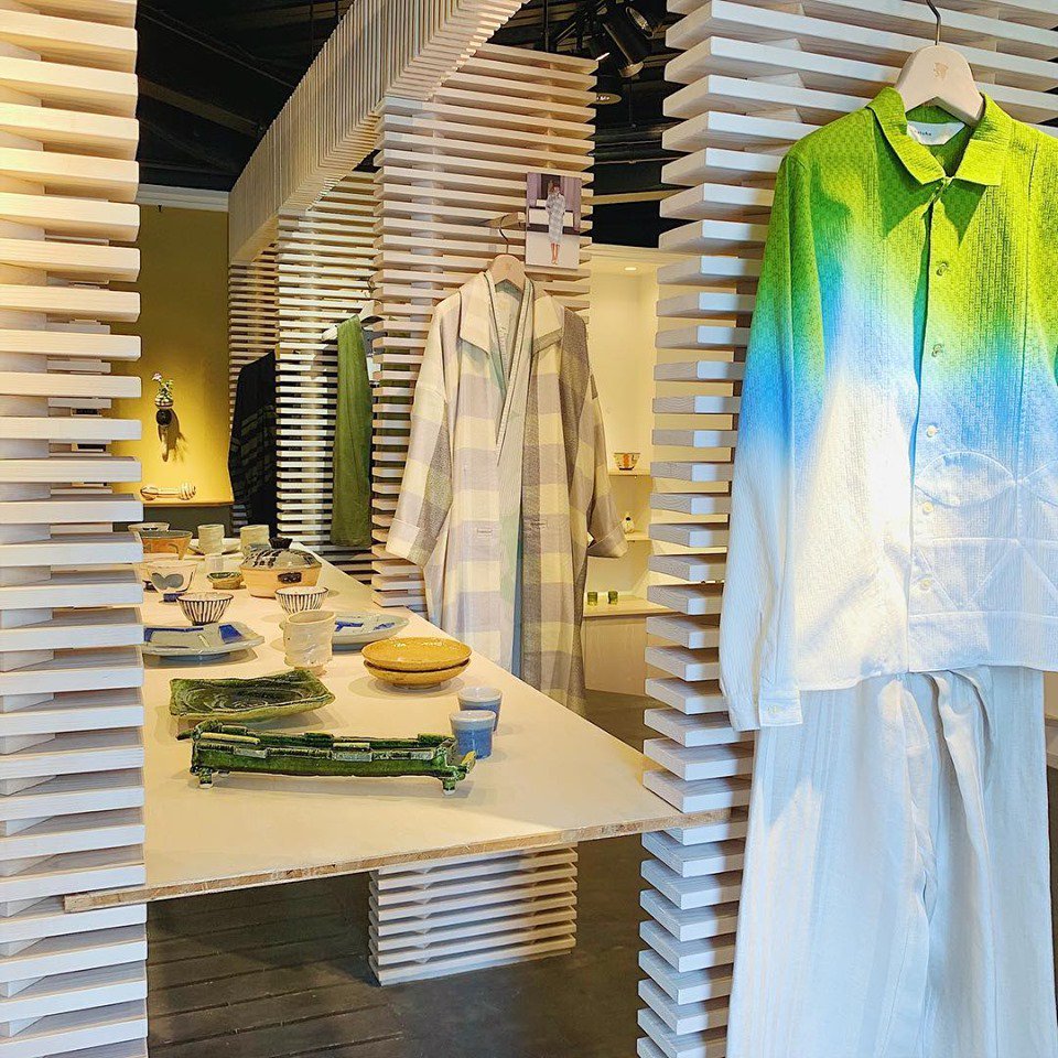 matohu_shop's tweet photo. 【織部Ⅱ限定アーカイブ商品】
好評につき、たくさんのお客様にお選びいただいております
数量が少なくなってまいりましたので、
お気になる方はお早めにお立ち寄りくださいませ!
本日も良いお天気ですね
皆さま、連休をお楽しみ下さい🍀
#matohu #enent #archive #織部II
#japan #tokyo https://t.co/fUlQEwSQl8