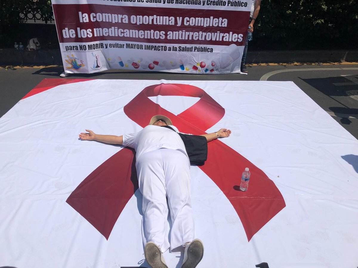 "Somos personas afectadas por el retardo en la compra de antirretrovirales. La tardanza esta matando quienes vivimos con VIH" manifestaron personas con VIH hoy #2mayo en Ciudad de #Mexico <a href="/DVVIMSS/">DVVIMSS</a> #CERODESABASTO <a href="/red_vih/">RedLaC+</a> <a href="/SSalud_mx/">SALUD México</a>