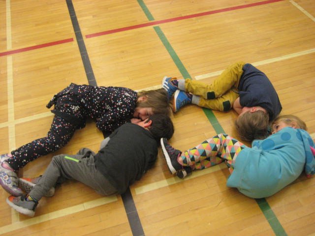 MmeAnnaW's tweet photo. Making numbers with our bodies!  @ers_school @MountainEdu 
#KindieMath #NumeracyWeek https://t.co/Lcjd7P4fnl