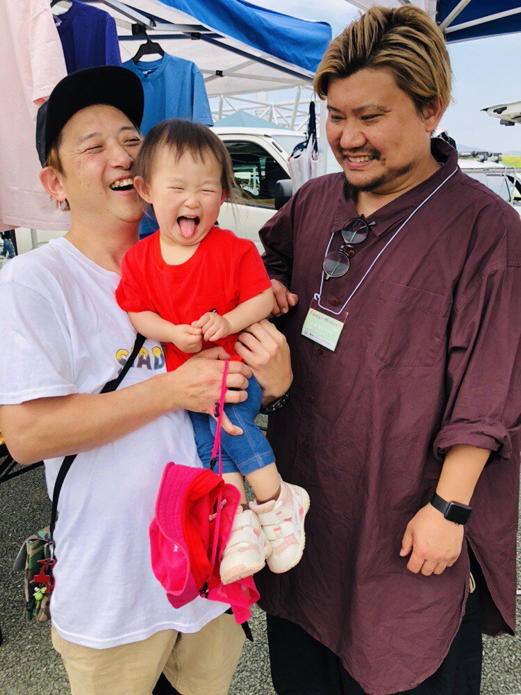 HORMOSH_MAKO's tweet photo. カレーのあとに、802のやついって
やっとhamomisiの買えた(^3^)/
奥さんは他にも欲しいの色々あったみたいやなwこりゃまた買うね!
鳥の帽子かわいい。 シラタくんもお店におって、喋れてよかった(*^^*)凜ちゃんめっちゃごきげんやったなぁw
#hamomisi
#sAn
#オテモトチョップスティックス
#fm802 https://t.co/oHiRLUt57t