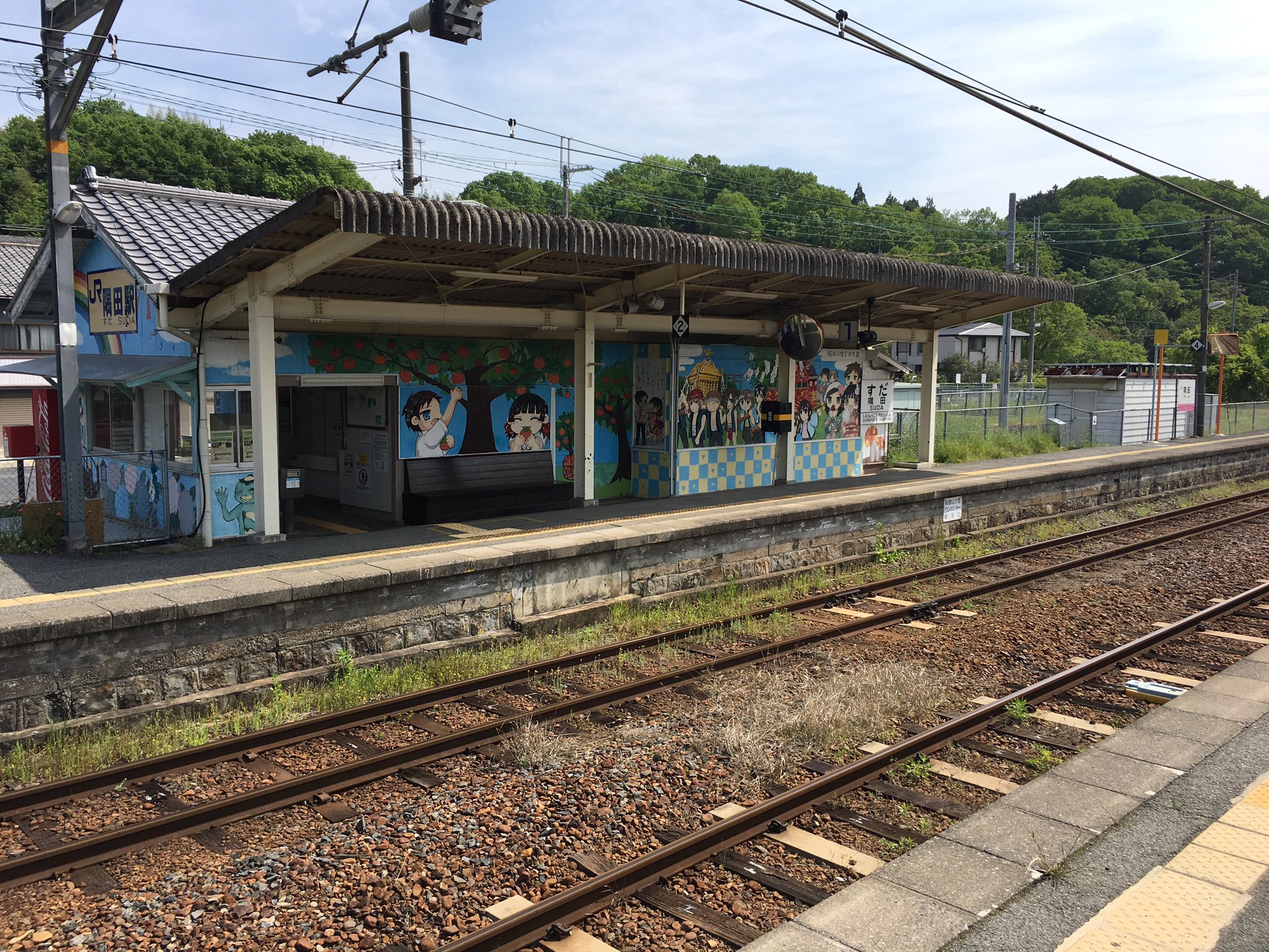 まさゆき Msyk 昨日 Jr和歌山線に乗ってたときに見たポップな駅に行ってきました 田舎の無人駅 ですが 近くの観光地のイラストがアニメのように描かれています Jr和歌山線 隅田駅 無人駅 T Co Dy1hyf2gi8 Twitter