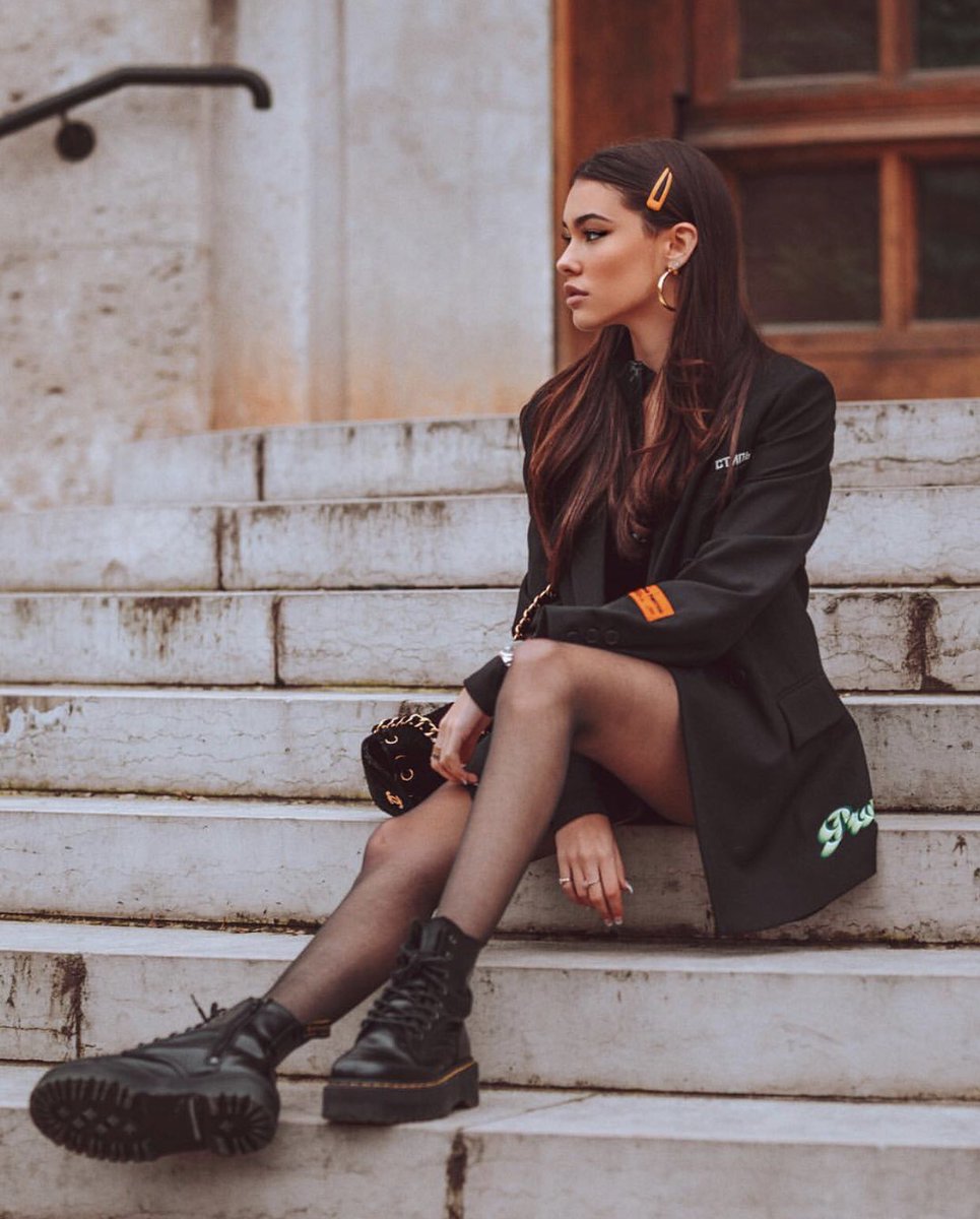 LiloOUAT's tweet image. [Lilo sat on the steps that lead to @Chip_OUAT’s apartment that they used to share together. There she waited for him to come home.]