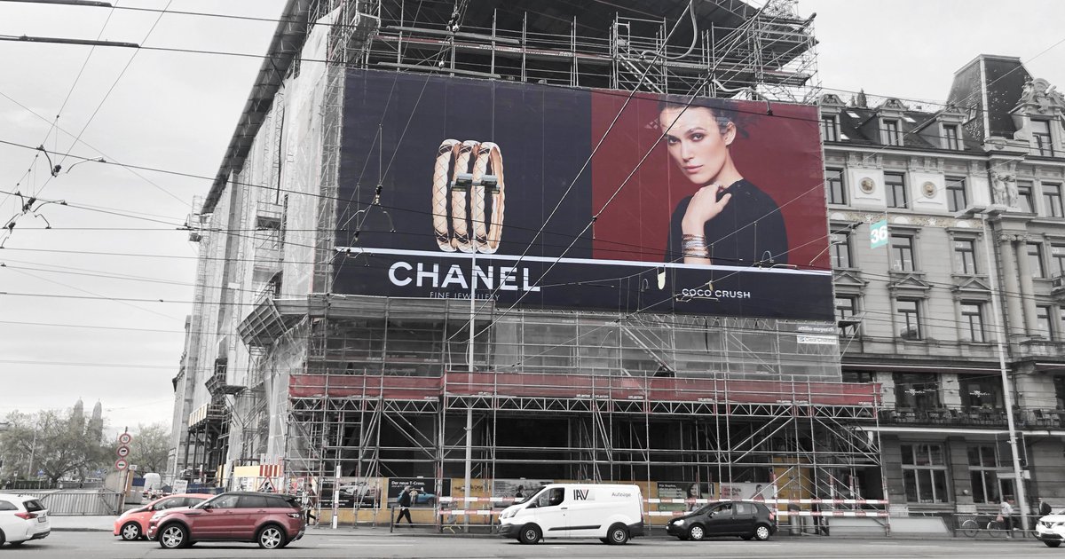Attilio_AG's tweet photo. Keira Knightley is the face of Chanel Fine Jewellery.
****WIE ZEIGEN BEIDE GANZ GROSS****
Das 24x12 Meter grosse Megaposter haben wir produziert und an das Baugerüst vom Gebäude Bahnhofplatz 1 montiert.
#chanelfinejewellery #keiraknightley #tsüri #zürich #megaposter https://t.co/LCVtAA0mhB