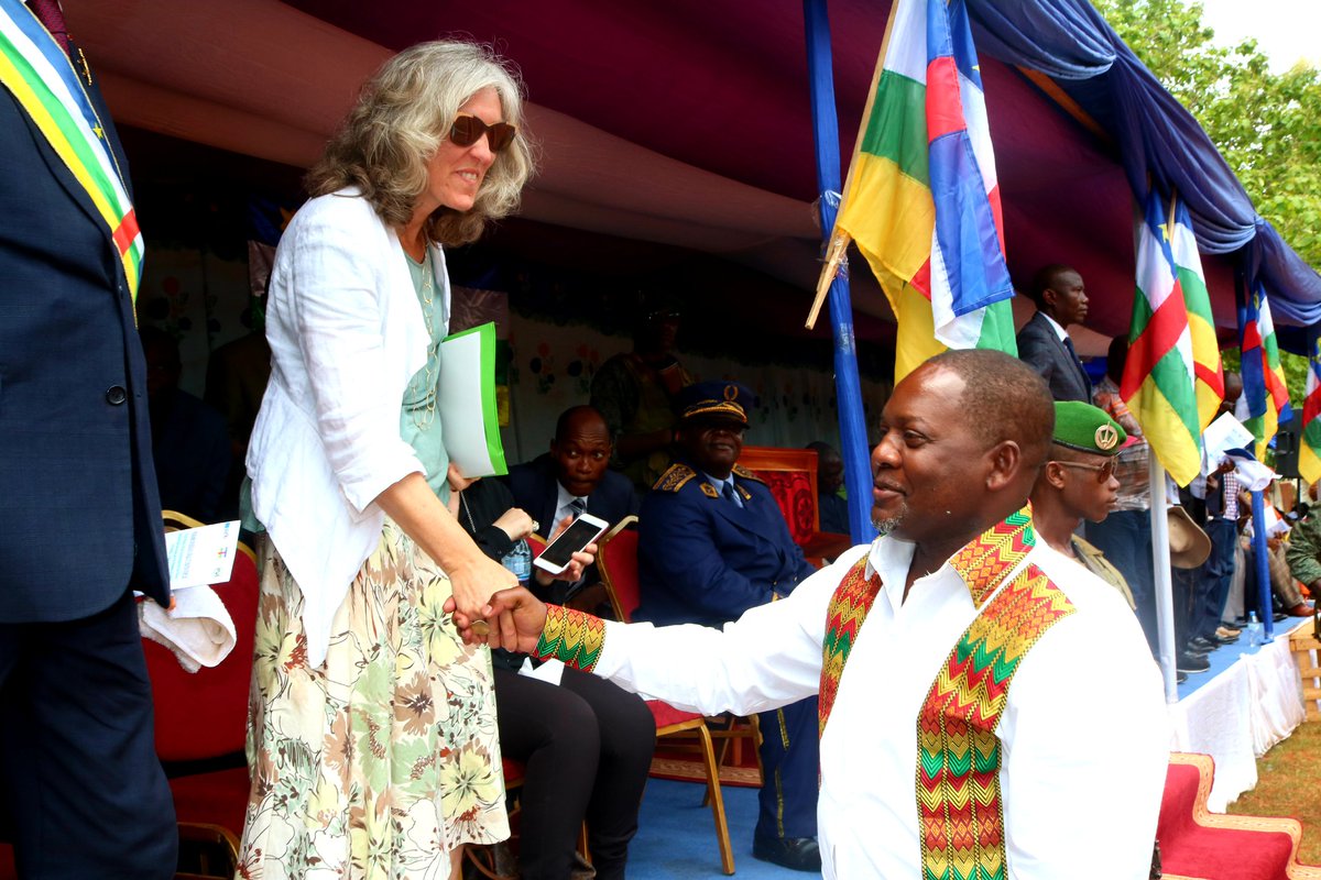 FirminNgrebada's tweet photo. Le Premier Ministre Firmin Ngrebada s'est rendu hier à Mbaiki où s'est déroulée la cérémonie de lancement du Projet d'Appui intégré au développement des filières agropastorales porteuses pour la croissance et l'emploi (AID-FAPCE) soutenu par l'Union Européenne. https://t.co/3tRfMIuCro