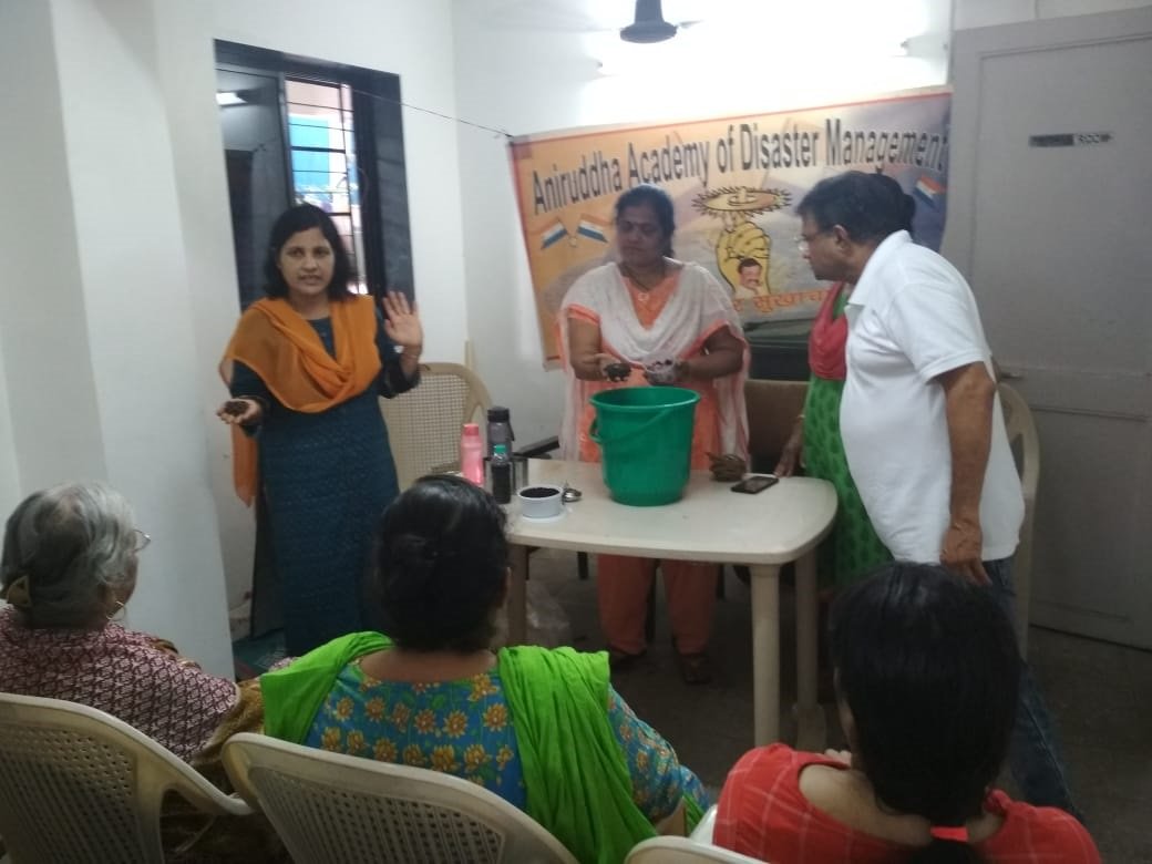 aniruddhasadm's tweet image. Manoratha CHS, Kandivali, Mumbai invited DMVs @AniruddhasADM to perform a demo of #Vermiculture(#WormComposting).
Vermiculture proving to be a frugal solution in tackling Wet #WasteManagement problem.
