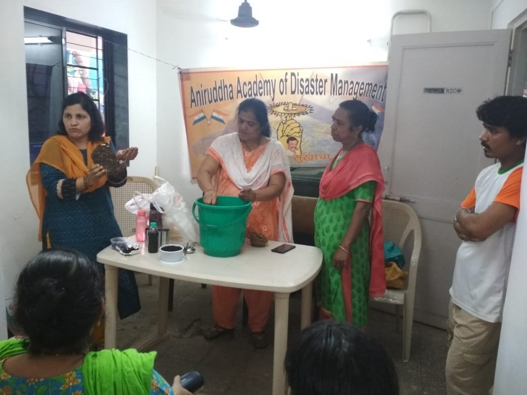 aniruddhasadm's tweet image. Manoratha CHS, Kandivali, Mumbai invited DMVs @AniruddhasADM to perform a demo of #Vermiculture(#WormComposting).
Vermiculture proving to be a frugal solution in tackling Wet #WasteManagement problem.