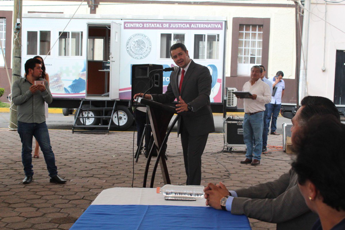 PJTLAXCALA's tweet photo. El Magistrado Presidente del @PJTLAXCALA @MALDONADOHEC instaló la Unidad Móvil del Centro Estatal de Justicia Alternativa (CEJAMOVIL), en @tetla20172021 con lo que se abre la oportunidad de generar acuerdos entre los justiciables.
#instituciónhumanayvanguardista https://t.co/YYaRh0flCr