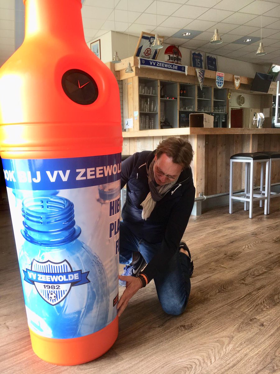 KONNEXRECLAME's tweet photo. Voetbalvereniging @vvZeewolde
denkt aan het #milieu én de toekomst van de spelers. #Plasticafval wordt voortaan gescheiden verzameld voor #recycling via de opvallende Oranje #PETman flessen met persoonlijke VVZ #wikkel 👍
#Belettering
#Aanhetwerk https://t.co/MTlQEzrjyg