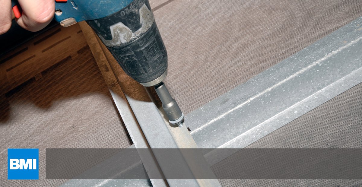 BMI_Espana's tweet image. Colocar una cobertura de teja sobre rastreles no es tarea sencilla – a menos que sea el sistema #TectumPro, que facilita la posición exacta del rastrel–.  Estos han de colocarse siguiendo un determinado procedimiento para obtener los pasos frontales y laterales de las tejas.