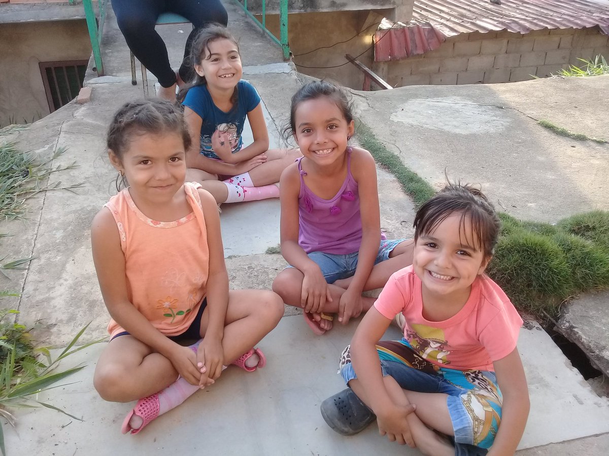 Homoslim's tweet photo. My lovely neighbours in #Michelena #Venezuela ... I teach them English, they teach me Spanish https://t.co/Aujoo9yqcC