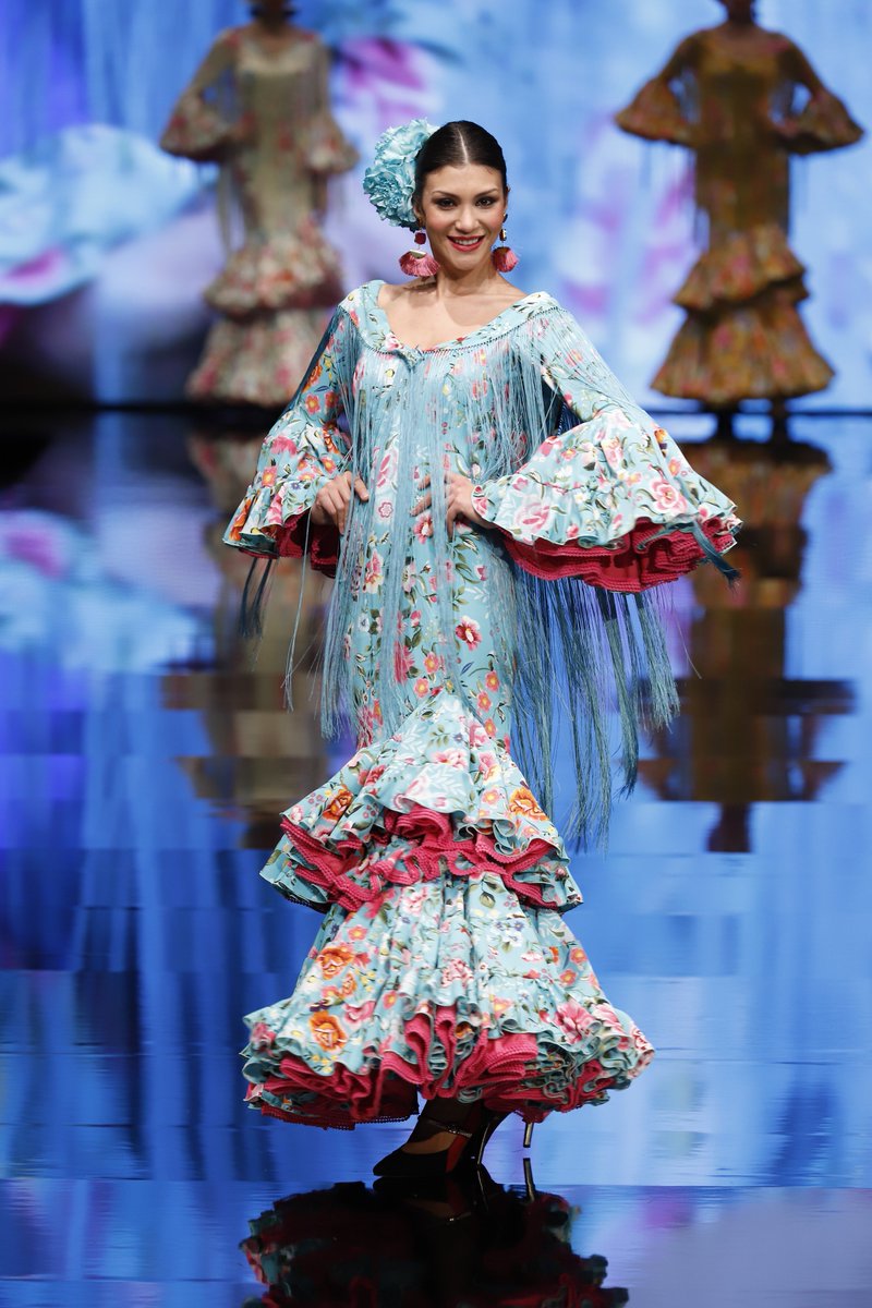 simofsevilla's tweet photo. ¿Tenéis ganas de que llegue la #feria? Queda muy poquito💃
Os dejamos fotos de estos espectaculares #diseños de:
@CarmenVegaModa
Loli Vera
@MolinaFlamenco
@_PilarRubio_
¡Nos encantaron!👏
#felizviernes #sevillahoy #moda #FeriadeAbril2019 https://t.co/wRsUHieAJ6