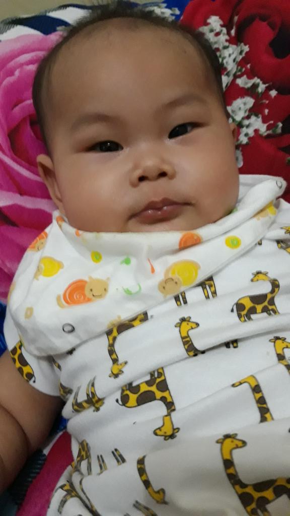 tantanniul's tweet photo. Ini tampang anak ku setelah maem bubur buatan mamahnyaaa. Besok baru makan komplit pake prohe ya dek... https://t.co/wcd6Kjr5b9