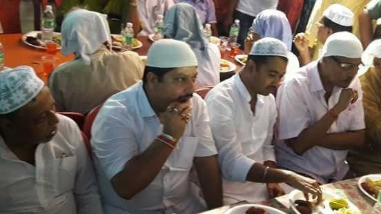 AjitSin45347138's tweet photo. এরা নাকি আবার একটি হিন্দুত্ববাদী দলের প্রতিনিধি।
এই মুখোশধারী হিন্দু দলের প্রার্থী অর্জুন সিংহ কে একটা ভোটও নয়।
#Vote4BJP #Vote4Left #VoteKar #VoteForModi #BJP_भगाओ_देश_बचाओ @VoteforBJP @BJP4India @BJP4Bengal #AyegaToModiHi #ModiNeverAgain #cpimforfarmers #cpimforworkers #cpim4 https://t.co/VFSOBwIesI