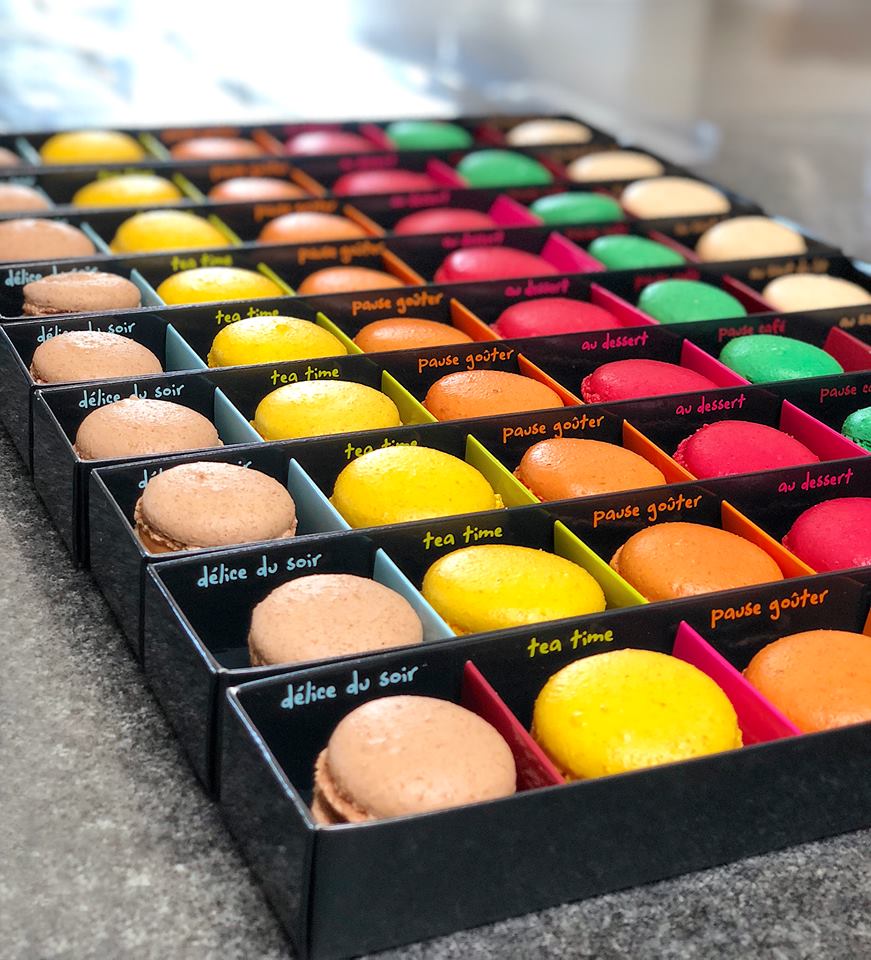 TB_packaging's tweet photo. Craquez pour notre barrette à compartiments "HAPPY DAYS" et proposez ainsi à vos clients un assortiment de macarons ou de confiserie pour tous les moments gourmands de la journée.

#packaging #emballage #macaron #confiserie #happydays https://t.co/tnlpRsLsry