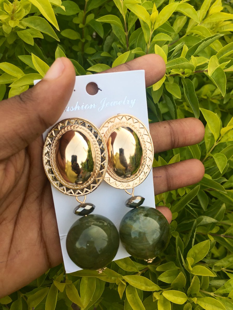 Do you have an event tomorrow and you are still thinking of what earrings to complete the outfit?? This should work, unique and classy Price : 2000Gold Delivery to your door stepPlease send a Dm to order