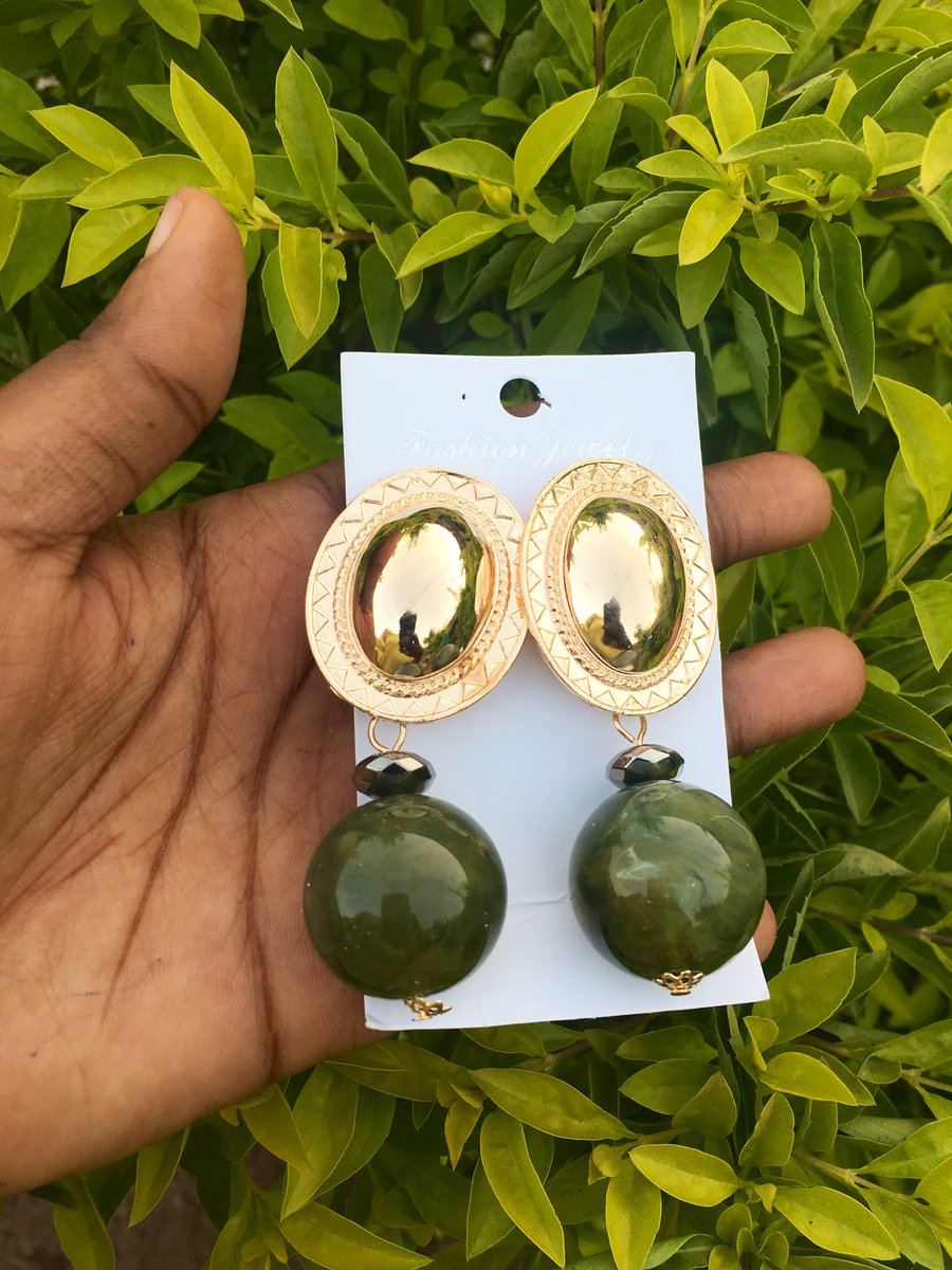 Do you have an event tomorrow and you are still thinking of what earrings to complete the outfit?? This should work, unique and classy Price : 2000Gold Delivery to your door stepPlease send a Dm to order