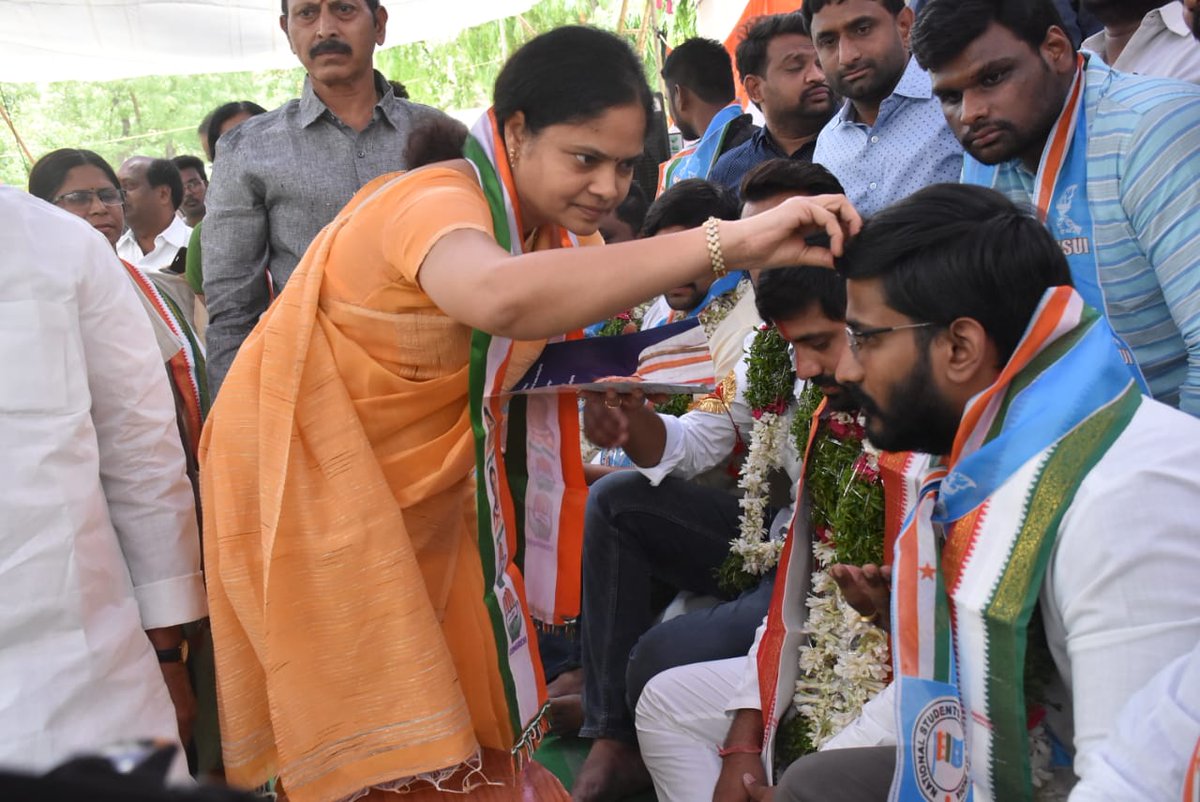 TelanganaPMC's tweet photo. TelanganaPMC @Sharada_Nerella ji also participated with Youth Congress President @AnilTpyc and @TSNSUI President @VenkatBalmoor is on 48hr #HungryStrick Against #KCR #TRSGovt.
#JusticeForStudents
#IYCWithStudents 
#NSUIWithStudents
#SaveTelanganaFromKCR
#KCRFailedTelangana https://t.co/rpZXuFicm9