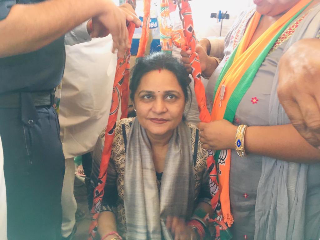 SunitaDuggal7's tweet image. रानिया विधानसभा के गांव भम्बूर में जनसभा को सम्बोधित किया। कई परिवार इनेलो  कांग्रेस पार्टी को छोड़कर भाजपा में शामिल हुए। सभी को भाजपा का पटका पहनाकर स्वागत व अभिनन्दन किया गया। 

12 मई कमल का फूल, बटन न.4 दबाएं, भारी मतों से बहन सुनीता दुग्गल जी कोविजयी बनाएं