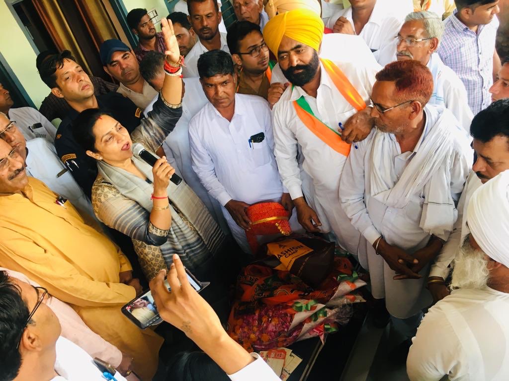 SunitaDuggal7's tweet image. रानिया विधानसभा के गांव भम्बूर में जनसभा को सम्बोधित किया। कई परिवार इनेलो  कांग्रेस पार्टी को छोड़कर भाजपा में शामिल हुए। सभी को भाजपा का पटका पहनाकर स्वागत व अभिनन्दन किया गया। 

12 मई कमल का फूल, बटन न.4 दबाएं, भारी मतों से बहन सुनीता दुग्गल जी कोविजयी बनाएं