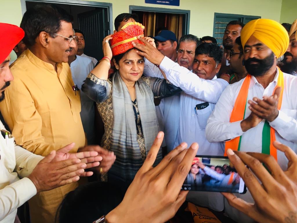 SunitaDuggal7's tweet image. रानिया विधानसभा के गांव भम्बूर में जनसभा को सम्बोधित किया। कई परिवार इनेलो  कांग्रेस पार्टी को छोड़कर भाजपा में शामिल हुए। सभी को भाजपा का पटका पहनाकर स्वागत व अभिनन्दन किया गया। 

12 मई कमल का फूल, बटन न.4 दबाएं, भारी मतों से बहन सुनीता दुग्गल जी कोविजयी बनाएं