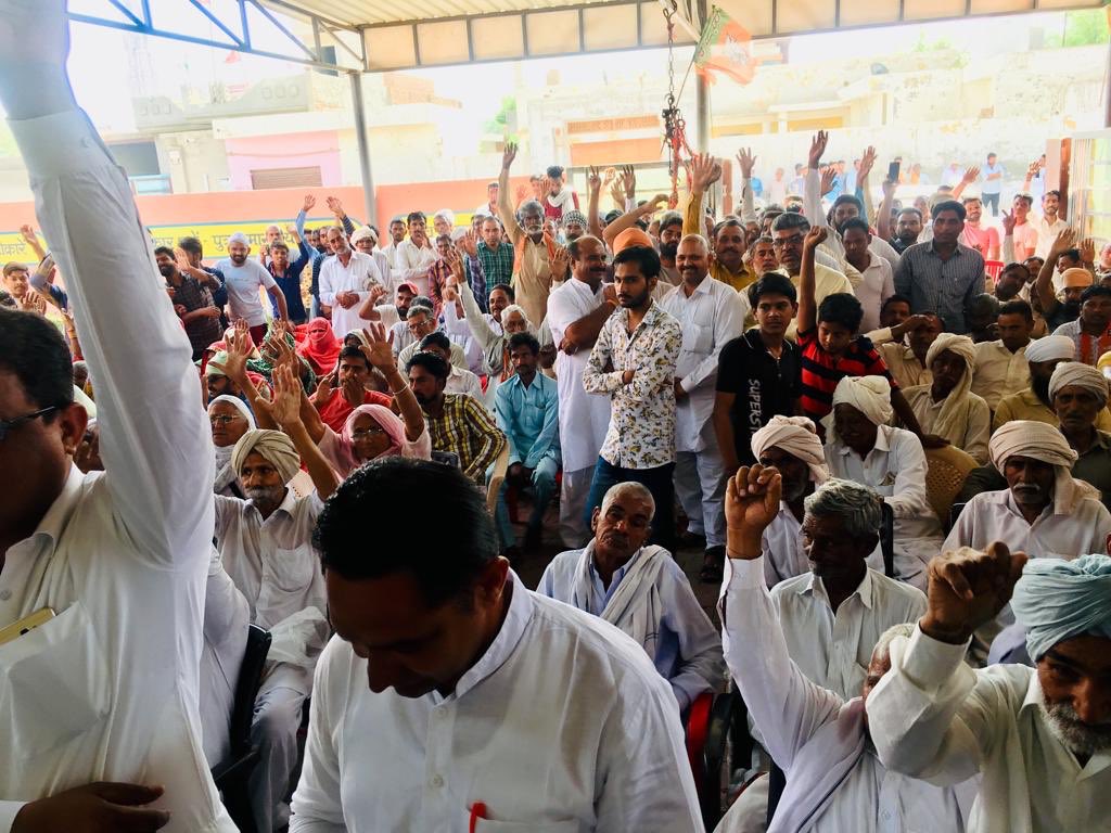 SunitaDuggal7's tweet image. रानिया विधानसभा के गांव भम्बूर में जनसभा को सम्बोधित किया। कई परिवार इनेलो  कांग्रेस पार्टी को छोड़कर भाजपा में शामिल हुए। सभी को भाजपा का पटका पहनाकर स्वागत व अभिनन्दन किया गया। 

12 मई कमल का फूल, बटन न.4 दबाएं, भारी मतों से बहन सुनीता दुग्गल जी कोविजयी बनाएं