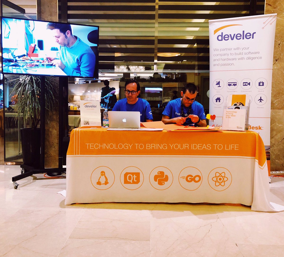 develer's tweet image. Come ogni anno, siamo a Firenze a #PyCon! 🐍 👉 pycon.it @pyconit
🐍🐍🐍🐍🐍🐍🐍🐍🐍🐍🐍🐍
#python #pythonlang #tech #programming #coding #PyConX #PyCon2019 #developerspace #nerd #geek #software #guidovanrossum