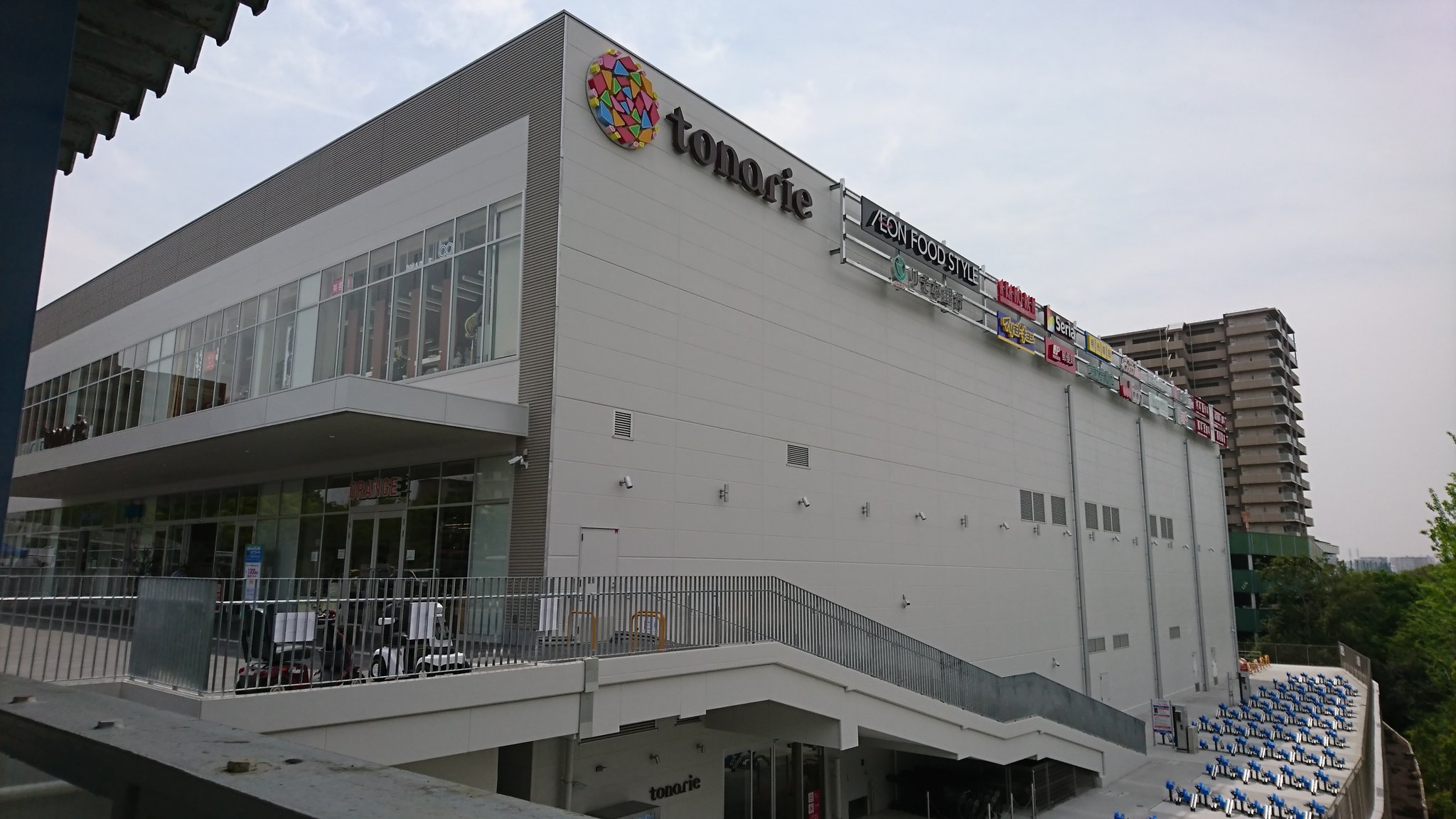 堺人🌻🐧 Twitterren: "子供のイベントのついでに、新しくできた栂・美木多トナリエ。  べつにこれと言った集客施設ではないものの駅前でいろんな用事が１つの建物で済むのは便利そう。 駅から出たすぐのオリジン弁当もメニュー豊富。  あとは安い駐車場があれば…。 #栂・美 ...