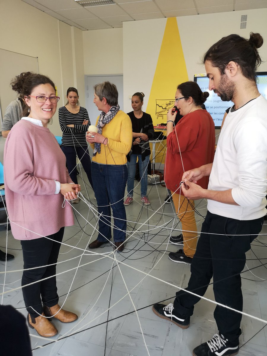 guichard_sophie's tweet photo. Séminaire #pratiques #creativites & #collaboratives @PARILab3E qui travaille avec qui et qui ne travaille pas avec les autres -> Quelle belle toile d'araignée ! @U_LabInnov @SPayanGuillaume @CecileG_64 et JB au centre du projet https://t.co/tDmnGsUqlM