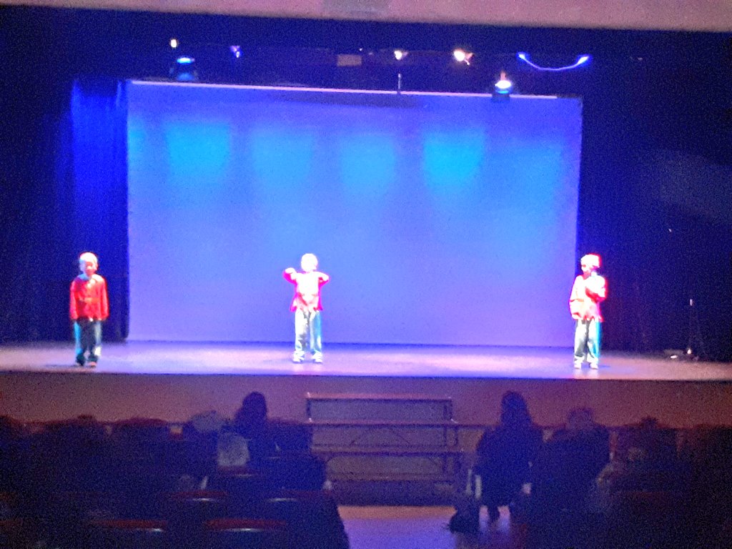 MariaGInfante's tweet photo. Otro día más en la XVII Muestra Provincial de #TeatroEscolar 🎭🎭con "Las bodas de la pulga y el piojo" de los Piratas del @ceippqalameda @ceipfpino @RadioPicassete @ceipmigueliscar @AyuntamientoVLL @educacyl https://t.co/X4WARDF2Ta