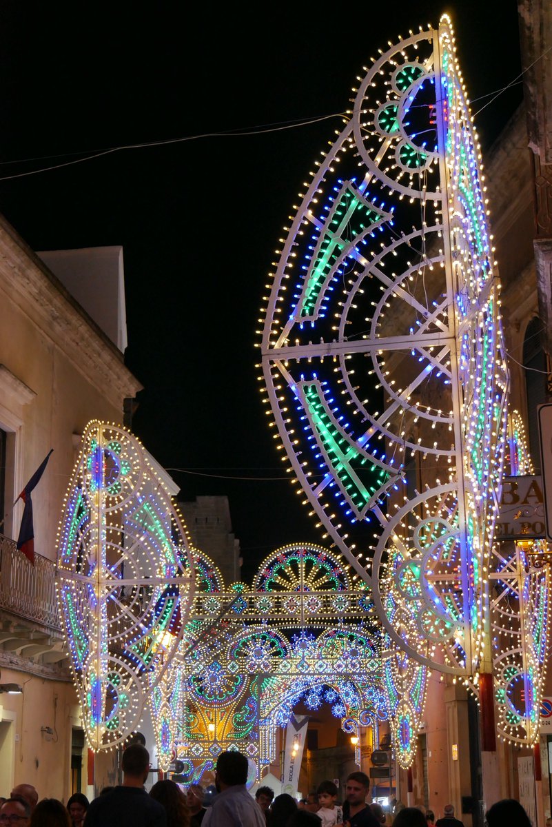 Vieni nel #Salento a vedere le #feste e le #sagre potrai dormire  e riposare da noi nell'attico nuovo e completamente arredato con vista panoramica a pochi passi dal centro in zona ampiamente servita, 500 mt dalle #spiagge e stabilimenti balneari. 4 posti letto. Prezzi variabili