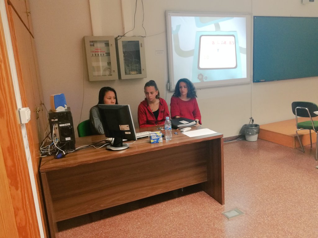 vdbenito's tweet photo. Hoy en #infubu19 explicamos la realización de una wiki con Google Sites para integrar el proyecto #RadioEdUBU realizado en @UBUEstudiantes https://t.co/WKhw0zhXG9