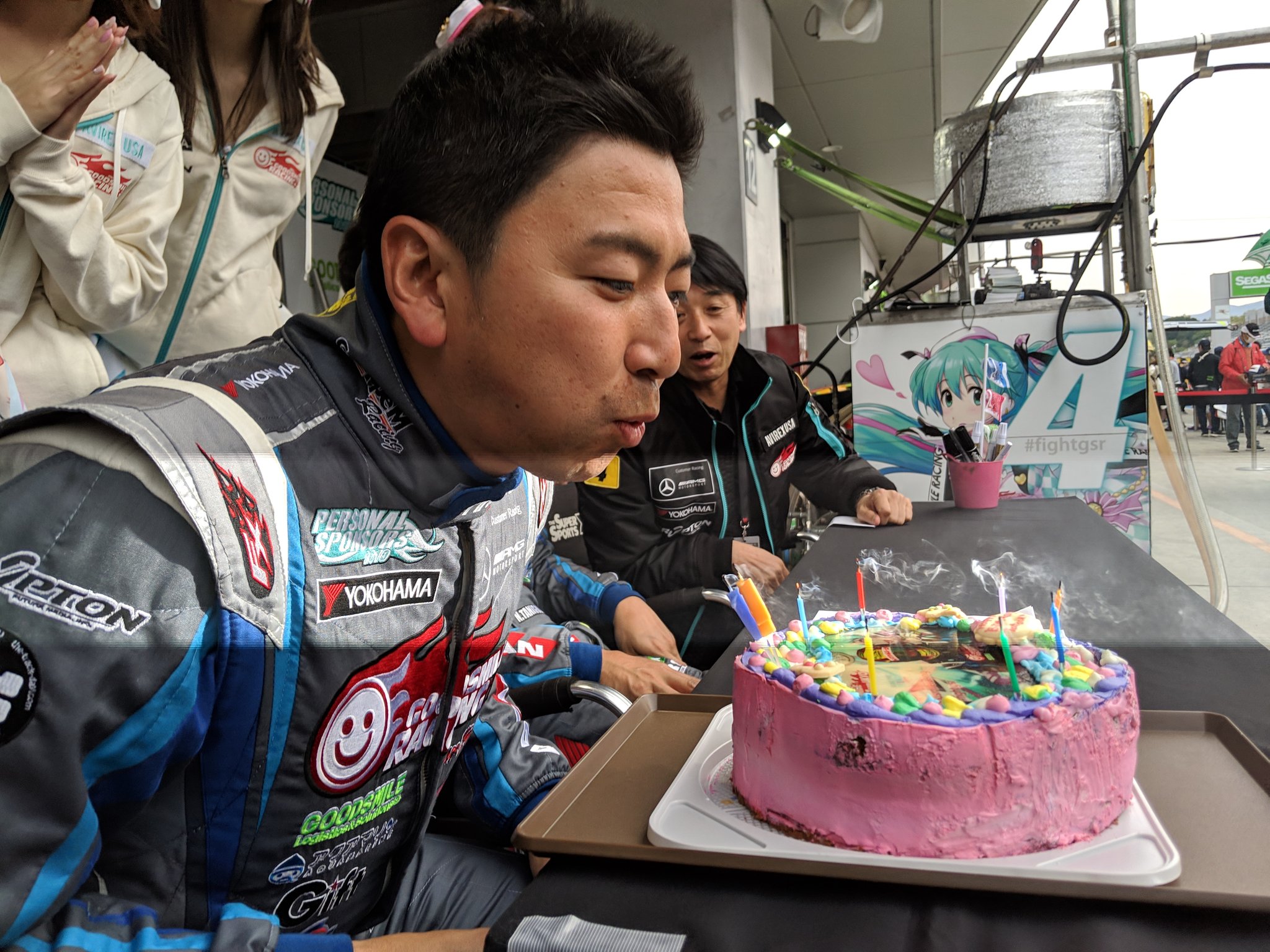 Gsr公式アカウント 5月1日が誕生日の片岡選手にサプライズバースデーケーキのプレゼント 40歳おめでとうございます ヤ Fightgsr Supergt T Co Cvdyv4yfuo Twitter