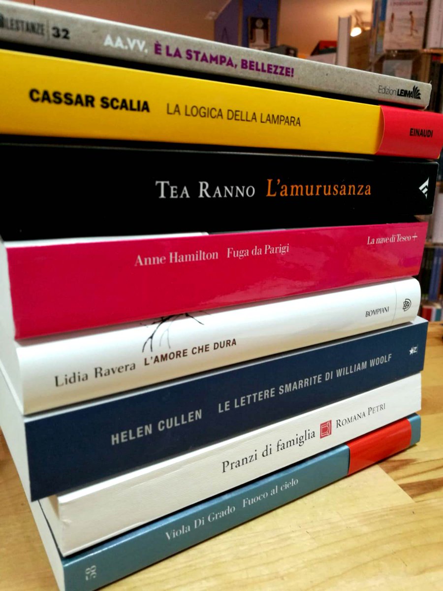 interno95's tweet photo. #TutteDonne in questa selezione di novità, in bell'evidenza sui nostri scaffali. Ci sono le 17 giornaliste di "E' la stampa, bellezze!" e con loro @CriCassar @TeaRanno #AnneHamilton @LidiaRavera #HelenCullen @romanapetri e #violadigrado #CheForza https://t.co/P4uTOnL0hl