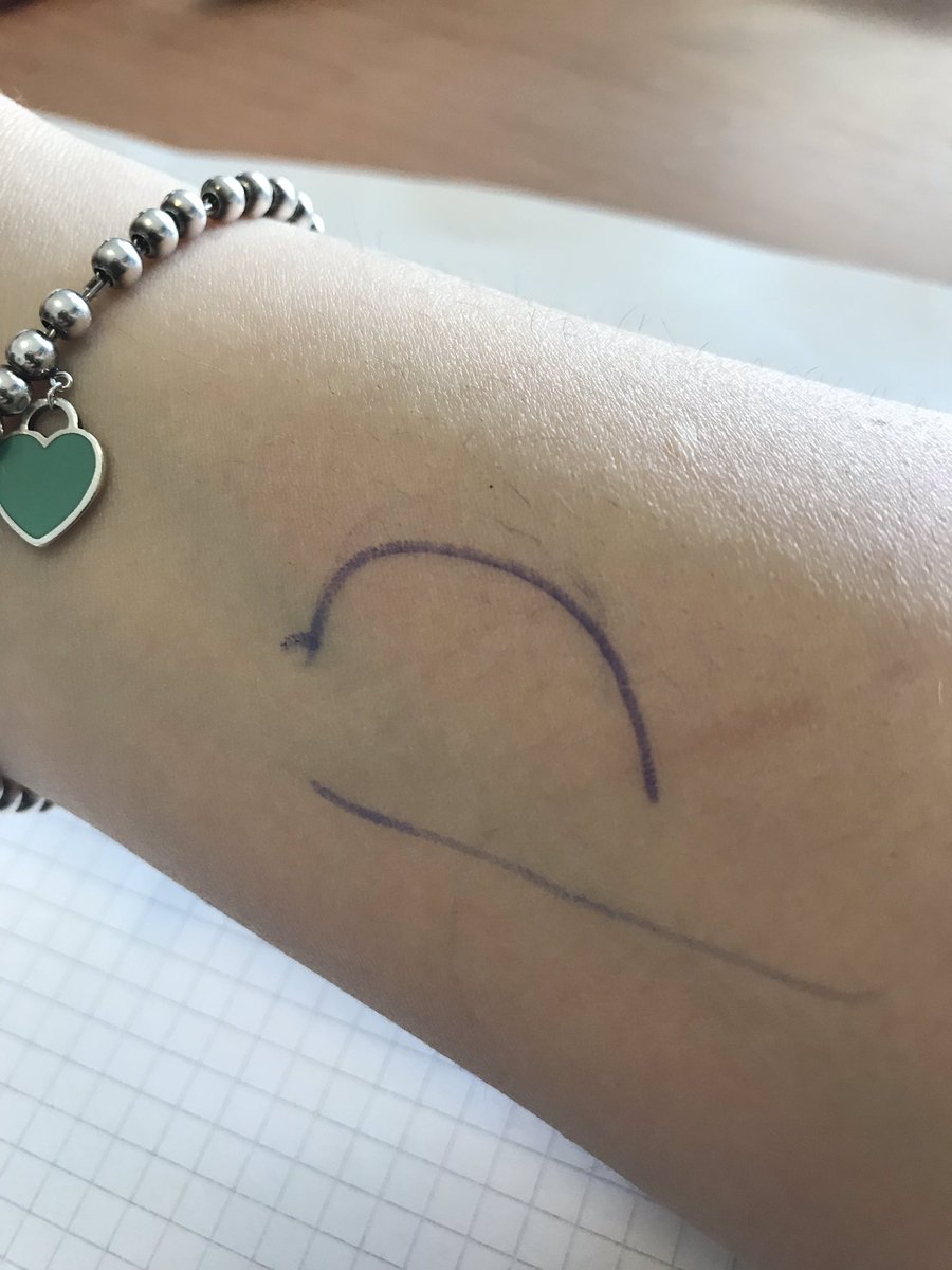 giulialamene's tweet photo. Ieri sera un bambino (3 anni) mi ha voluto fare un tatuaggio e alla mia domanda “Che cos’è?” lui mi ha risposto nel modo più disinvolto possibile “Ma non vedi? È il sole che tramonta” https://t.co/Ie4PDRqBeG