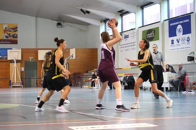FCBQ's tweet photo. #CopaCatBQ🏀/ Atractiu duel a la penúltima jornada de fase regular entre @FemBasketAlmeda i @FemSantAdria. Les locals volen seguir sumant contra unes enratxades visitants que van salvar categoria amb el triomf a Igualada a l'avançada J30
➡️ https://t.co/zyl3sToAih
📸@FemSantAdria https://t.co/aMdF9loeHL