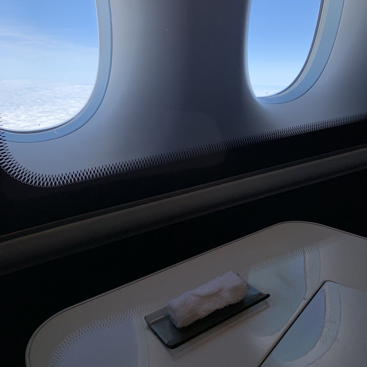 _Gary999's tweet photo. Pre-departure nuts, English Sparkling Wine, hot towel and canapés #First #FirstClass #First-First #FirstClassFlight #luxury #BritishAirways #1A #BA007 #Boeing777-336 #FineDining #BA100 #GoldenAgeOfFlying #JetSetter https://t.co/Aj8UKaOWpv