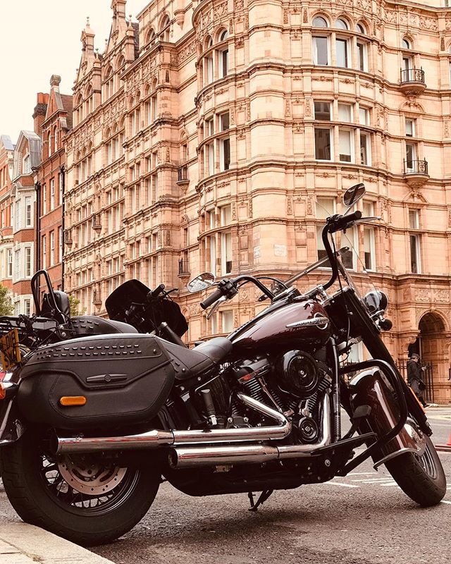 Harley in Harley Street London 👌🇬🇧
.
.
.
.
.
Model: Harley Davidson Heritage .
#harleydavidson #heritage #harleyheritage #motorcycle #joke #fridayjoke #american #madeinamerica #americanmuscle bit.ly/2UXabG7