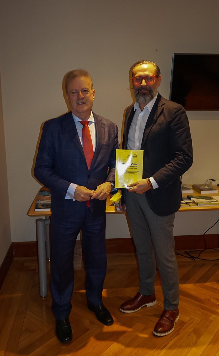 Este libro ‘Comunicacion Institucional y Política’ publicado <a href="/fundlocal/">Fundación Democracia y Gobierno Local</a> escrito colaboración con  <a href="/LuisArroyoM/">Luis Arroyo</a> <a href="/edubaeza/">Eduardo Baeza</a> <a href="/francarrillog/">Fran Carrillo Guerrero 🇪🇸</a> <a href="/veronicafumanal/">Verónica Fumanal</a> <a href="/antonigr/">Antoni Gutiérrez</a> <a href="/encarnahr/">Encarna Hernández</a> <a href="/emontoliod/">Estrella Montolío</a> <a href="/rafarubio/">Rafael Rubio Nuñez</a> @palen_vicente recomiendo a <a href="/PPopularEspana/">PPespaña</a> <a href="/PSOE/">PSOE</a>  <a href="/CiudadanosCs/">Ciudadanos 🇪🇸🇪🇺</a> <a href="/vox_es/">VOX 🇪🇸</a> <a href="/Podemos/">Podemos</a>