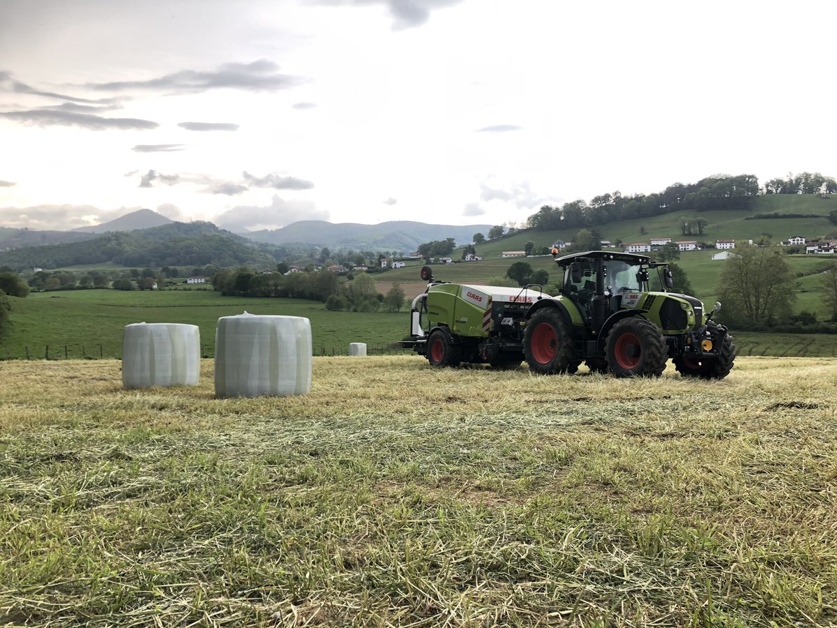 CLAASFrance's tweet photo. Le #tracteur #CLAAS #ARION 650 et la #presseaballe #ROLLANT 455 RC #UNIWRAP en #démonstration dans le Sud Ouest 🚜 💨🌱 #CLAAS #herbe #printemps #agriculture #CLAASPower 
📸 Arthur Dorchies, Florian Rossignol, Rémy Bohr https://t.co/oU4ZDmAosq