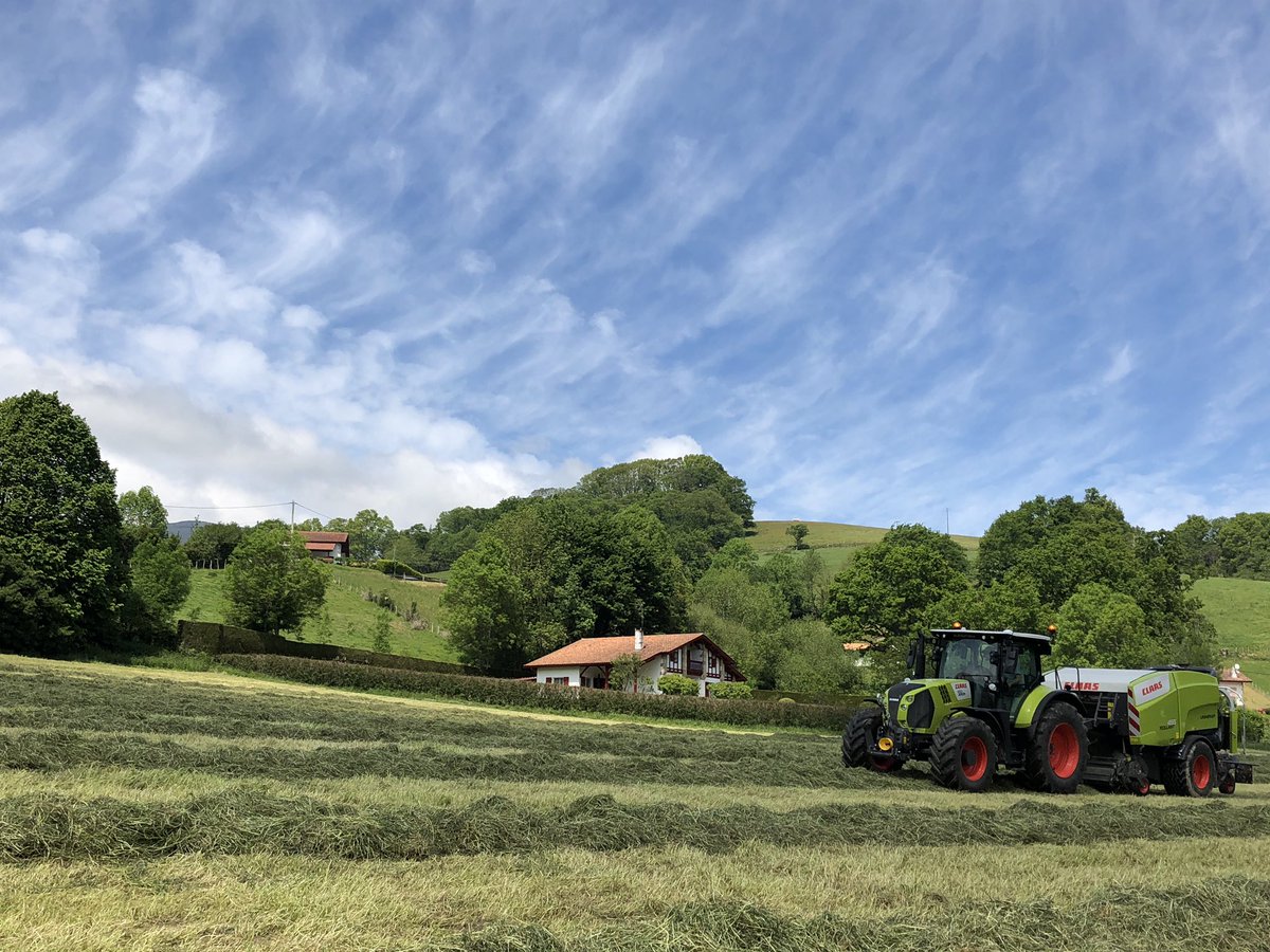 CLAASFrance's tweet photo. Le #tracteur #CLAAS #ARION 650 et la #presseaballe #ROLLANT 455 RC #UNIWRAP en #démonstration dans le Sud Ouest 🚜 💨🌱 #CLAAS #herbe #printemps #agriculture #CLAASPower 
📸 Arthur Dorchies, Florian Rossignol, Rémy Bohr https://t.co/oU4ZDmAosq
