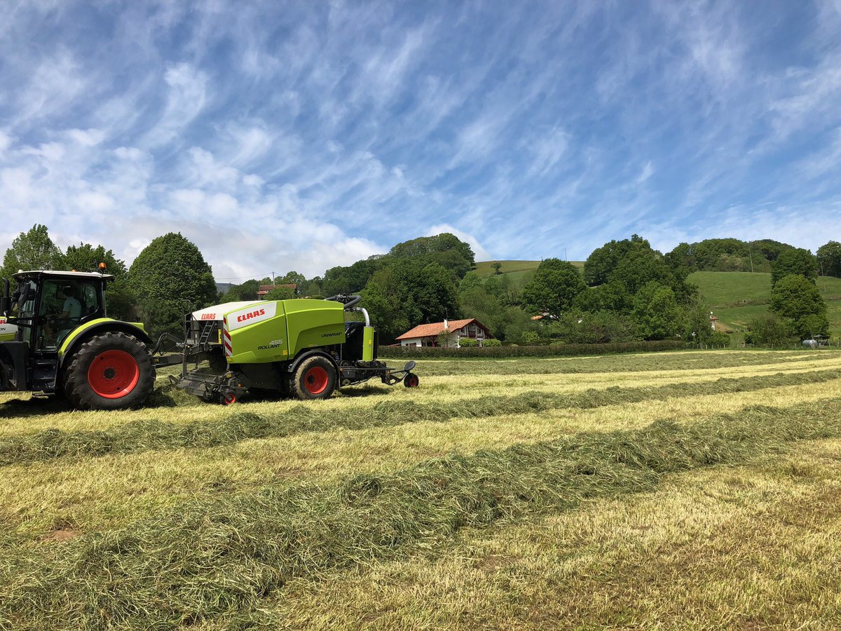 CLAASFrance's tweet photo. Le #tracteur #CLAAS #ARION 650 et la #presseaballe #ROLLANT 455 RC #UNIWRAP en #démonstration dans le Sud Ouest 🚜 💨🌱 #CLAAS #herbe #printemps #agriculture #CLAASPower 
📸 Arthur Dorchies, Florian Rossignol, Rémy Bohr https://t.co/oU4ZDmAosq
