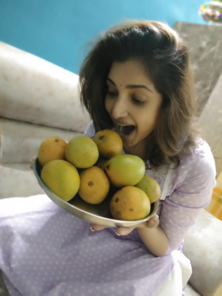 bhosle_rupali's tweet photo. Mango Madness !!!!! 😂
Can't hold my exictement..
Have you bought KingOfFruits yet???? 🥭🥭
#Mango #Happy #SummerFun #Delicious #FruitsofInstagram #Actor #RupaliBhosle https://t.co/sjkA0HlJDL
